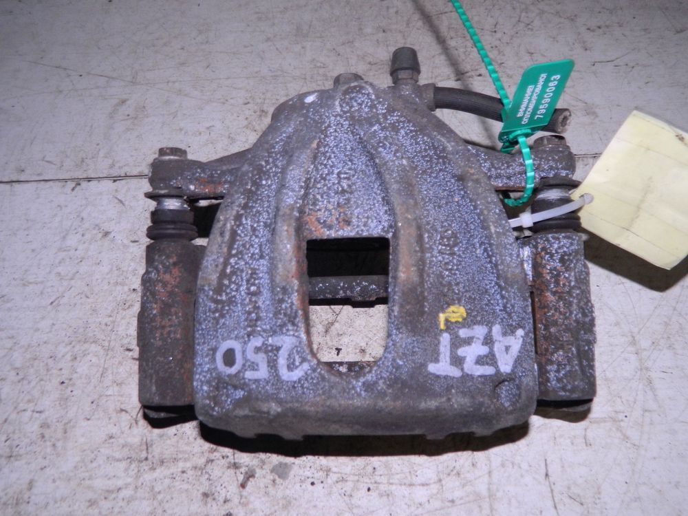 Суппорт TOYOTA  AVENSIS AZT250 Перед Лев (Контрактный) 79590063