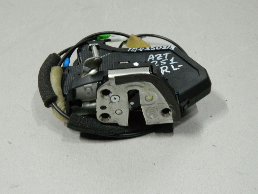 Замок двери TOYOTA AVENSIS AZT251 Зад Лев (Контрактный) 104350219