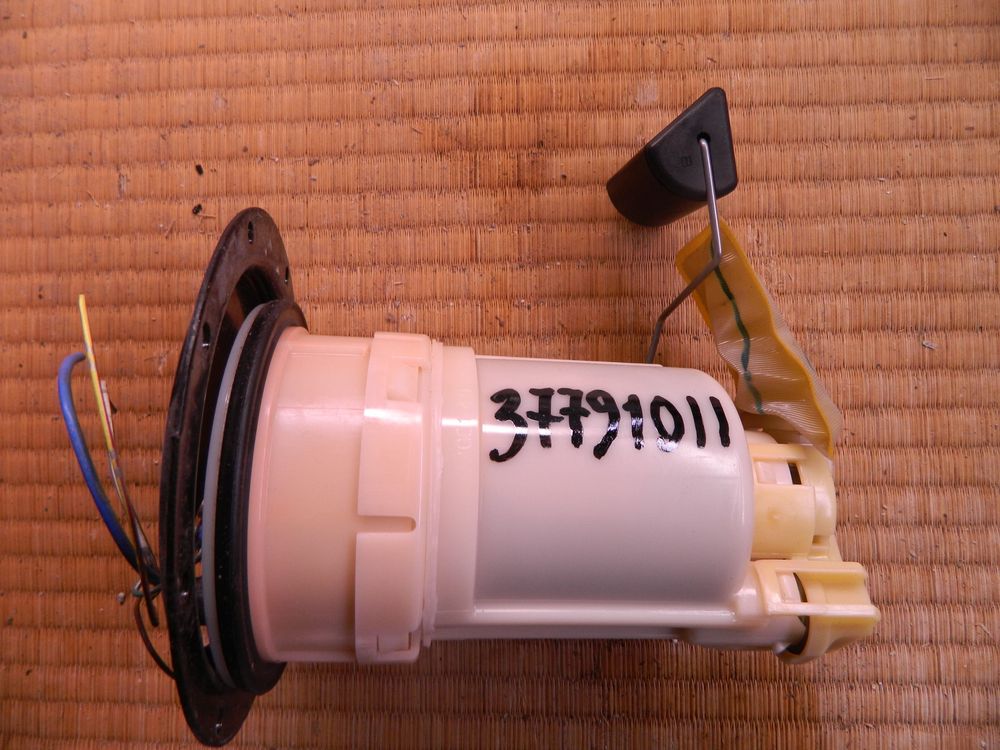 Насос топливный Toyota Camry ACV30 (контрактный) 37791011