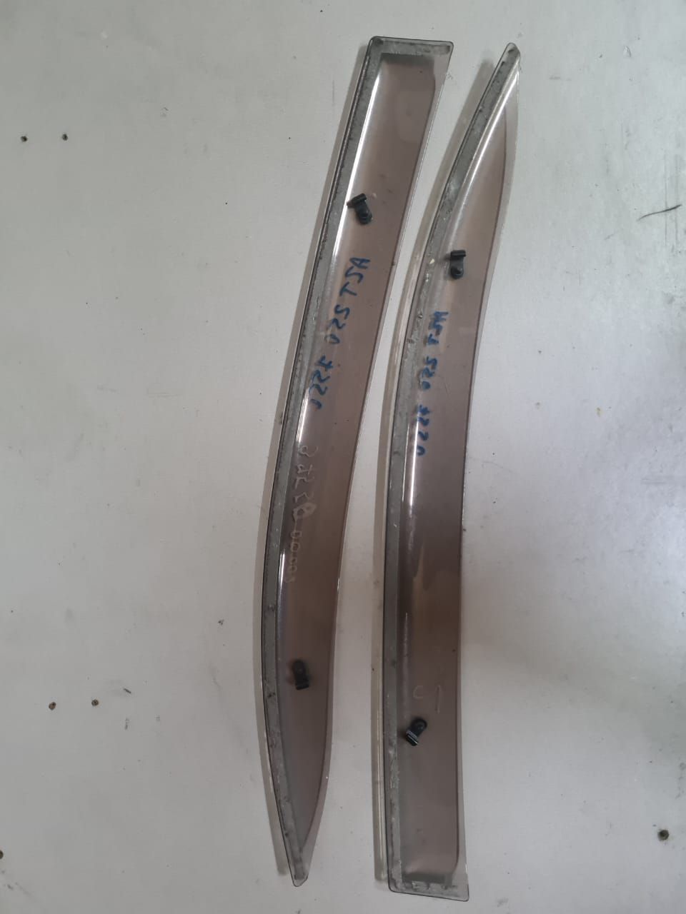 Ветровик TOYOTA AVENSIS AZT250 Перед Пара (Контрактный) 3755000002