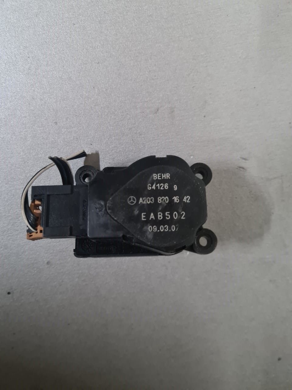 Моторчик заслонки печки MERCEDES-BENZ E-CLASS W211 (Контрактный) 2858800053