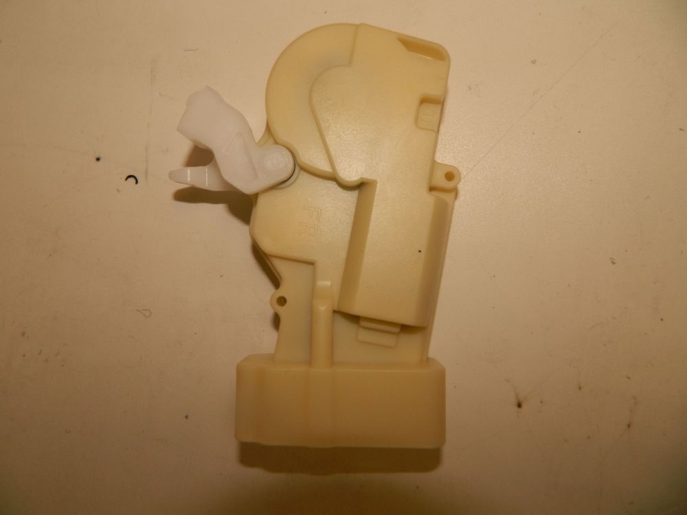 Замок двери GENERAL PARTS 6903048010 TOYOTA HARRIER MCU15 / ACU10 FR