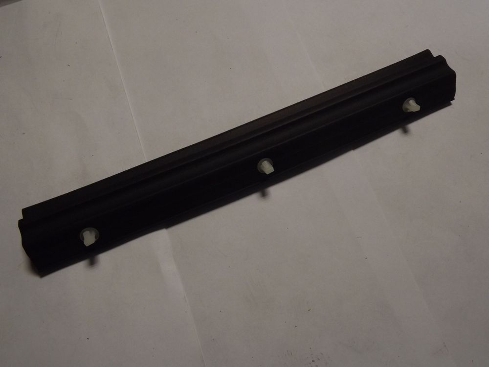 Уплотнитель капота MITSUBISHI MR503881
