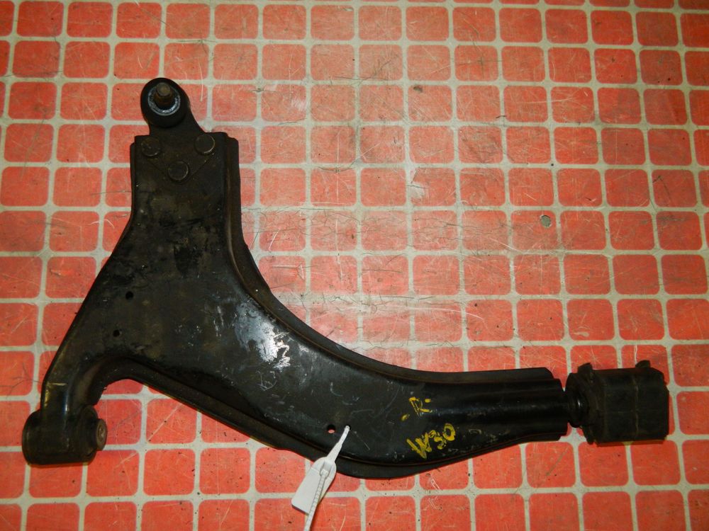 Рычаг подвески NISSAN LARGO W30 Перед Прав (Контрактный) 45990131