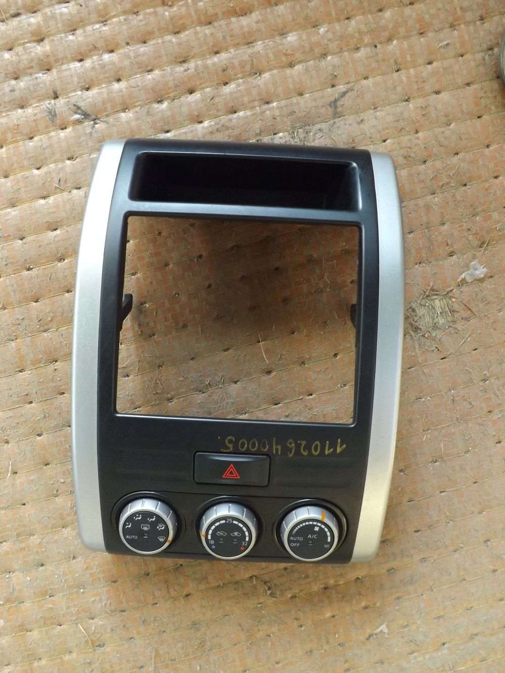 Рамка магнитолы NISSAN X-TRAIL NT31 (Контрактный) 1102640005