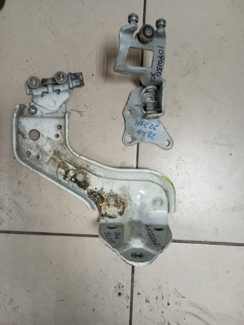 Ролик раздвижной двери NISSAN SERENA HFC26 Зад Лев (Контрактный) 1040150307