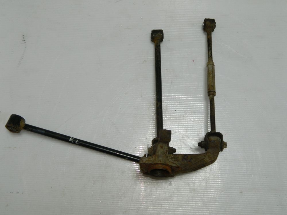 Кулак TOYOTA AVENSIS T220 Зад Лев 46098834 Б/У