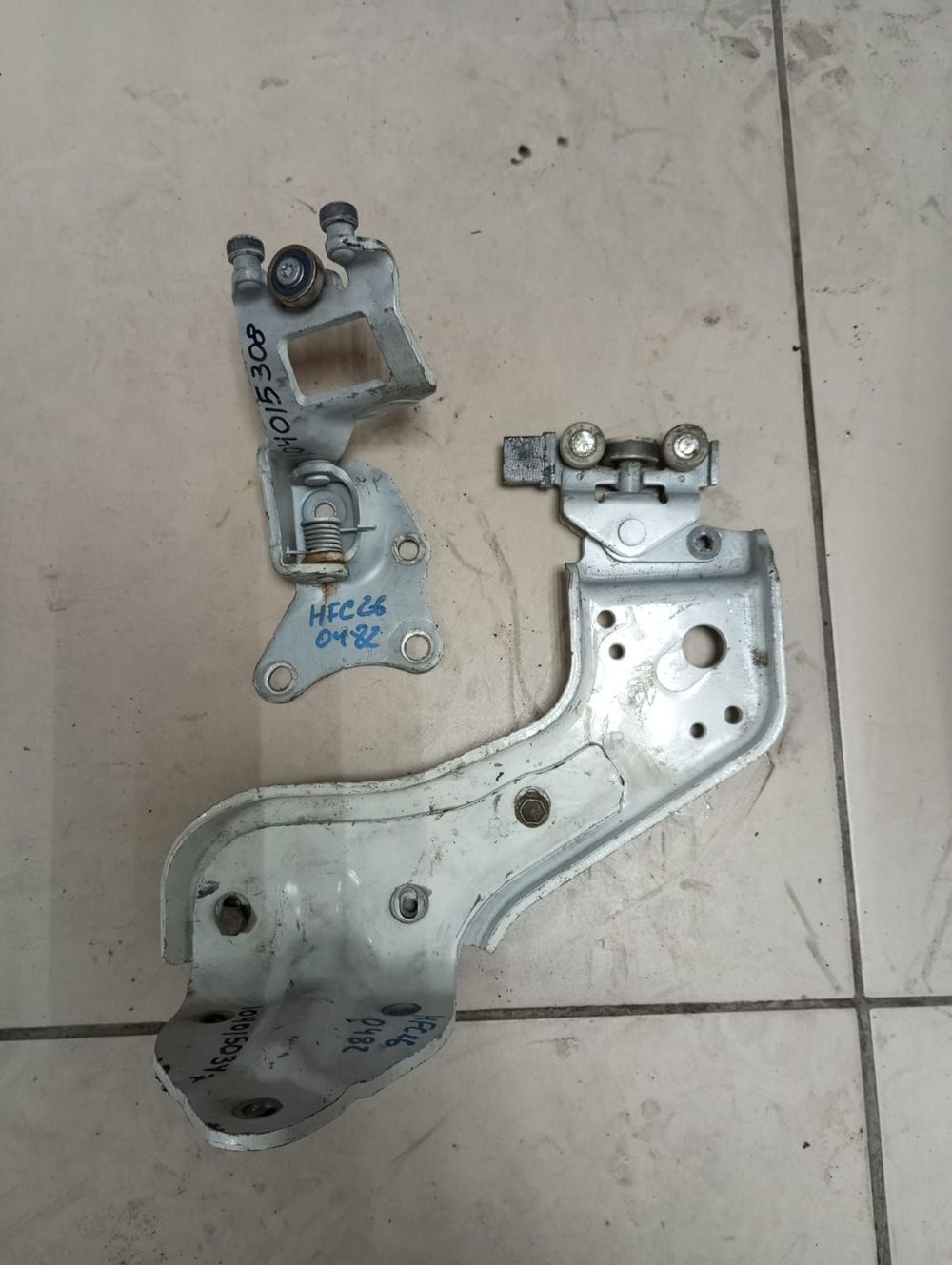 Ролик раздвижной двери NISSAN SERENA HFC26 Зад Прав (Контрактный) 104015308