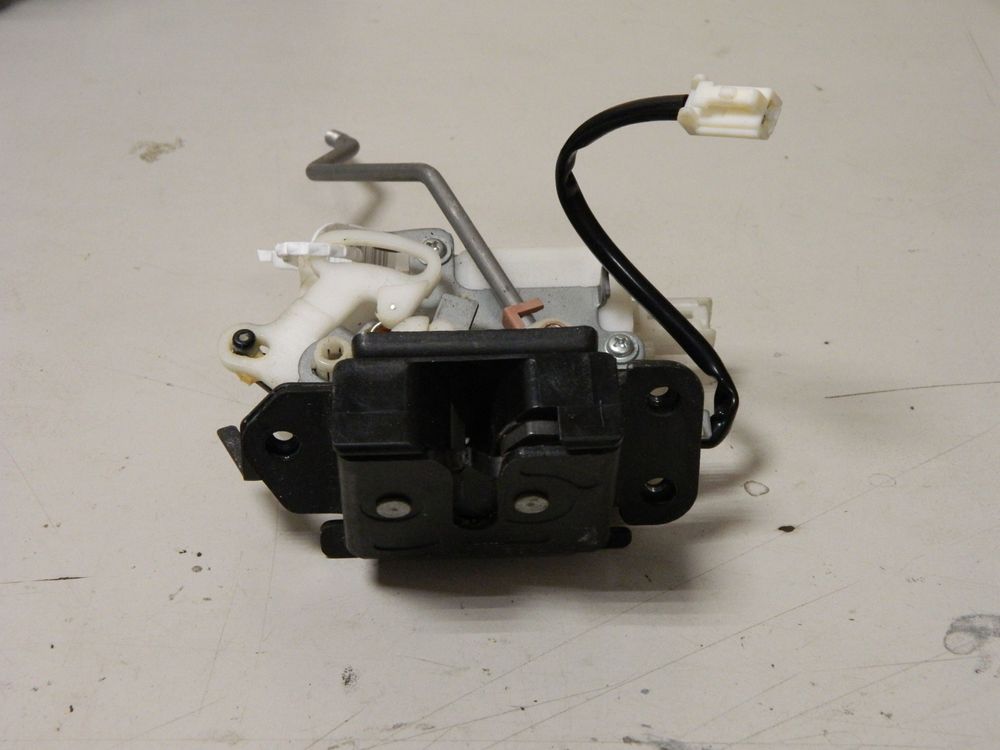 Замок крышки багажника MAZDA DEMIO DY3W (Контрактный)