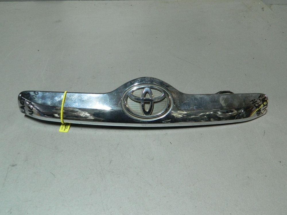 Накладка двери багажника TOYOTA RACTIS NCP100 (Контрактный) 79773101