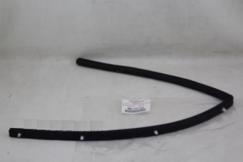 Уплотнитель капота MITSUBISHI MN126736