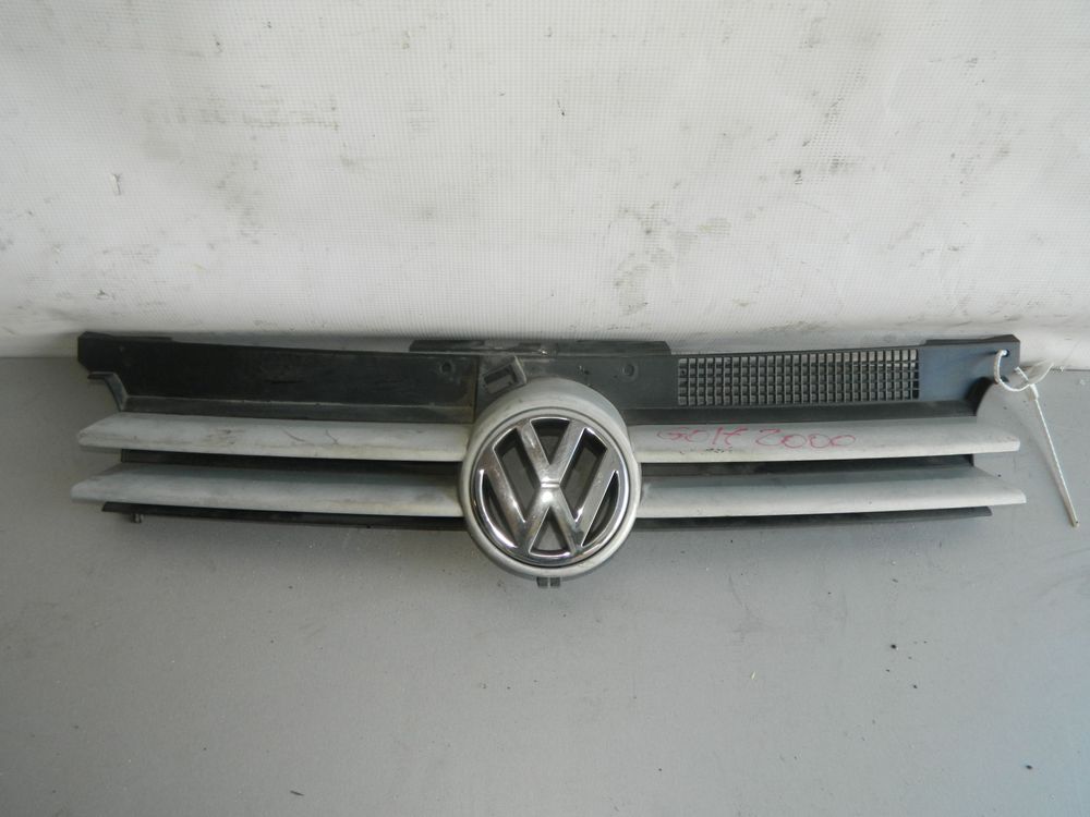 Решетка радиатора VOLKSWAGEN GOLF 1J1 Лев (Контрактный) 45976595
