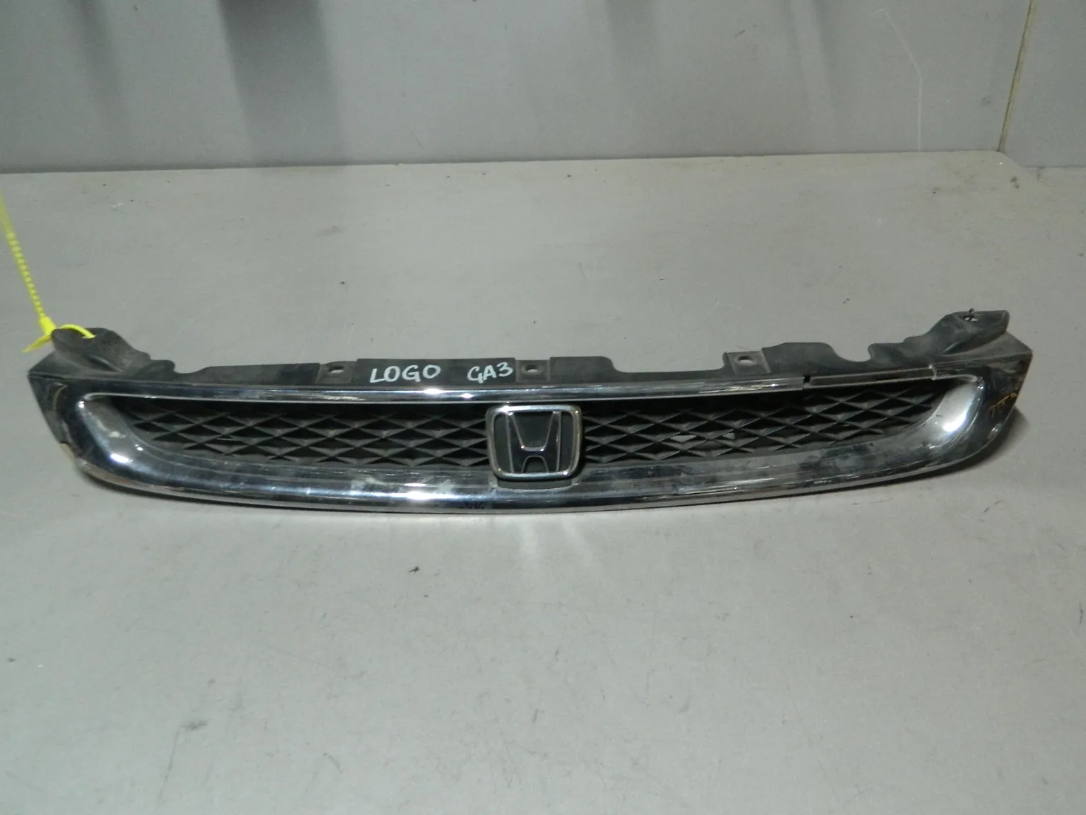 Решетка радиатора HONDA LOGO GA3 (Контрактный) 79773024