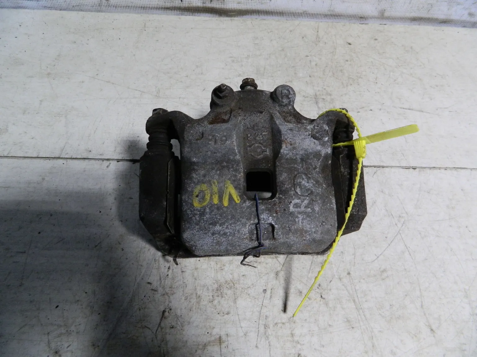 Суппорт NISSAN TINO V10 Перед Прав (Контрактный) 79773431