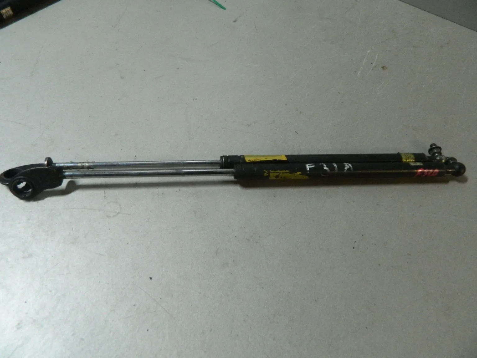 Амортизатор багажника MITSUBISHI DIAMANTE F31A (Контрактный) 81528861