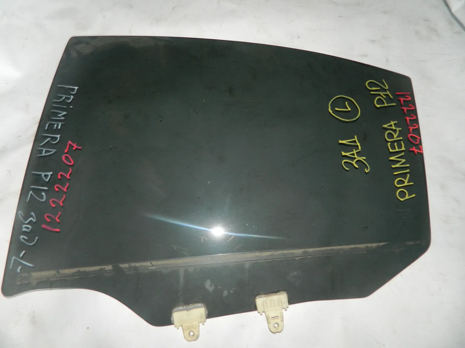 Стекло двери NISSAN PRIMERA P12 Задн. Лев (Контрактный) 1222207