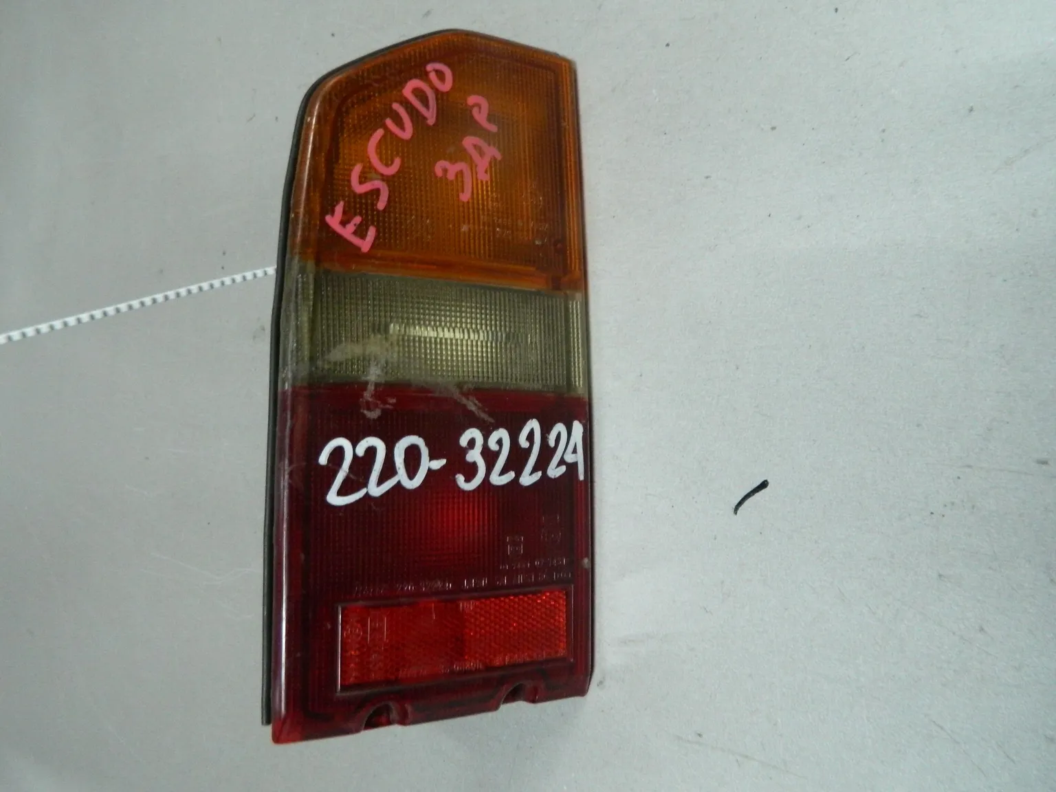 Фонарь SUZUKI ESCUDO TA01W Зад Лев (Контрактный) 68000241