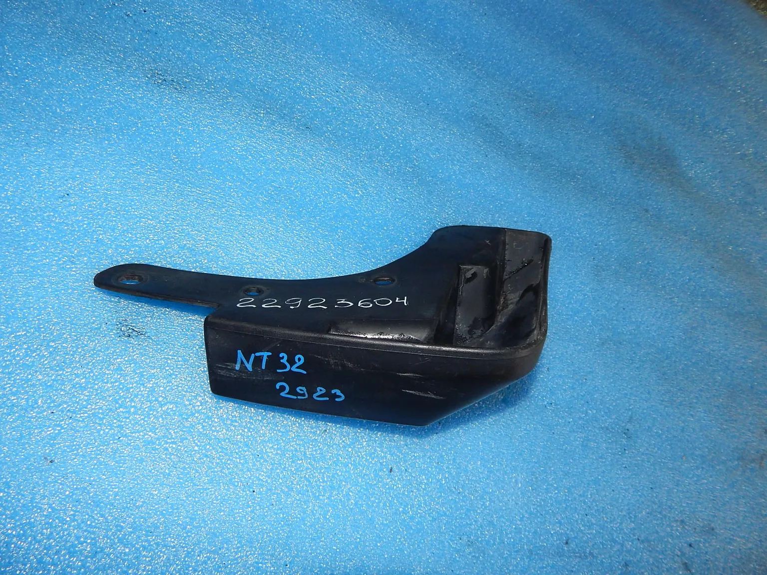 Брызговик NISSAN X-TRAIL T32 Перед Прав (Контрактный) 22923604