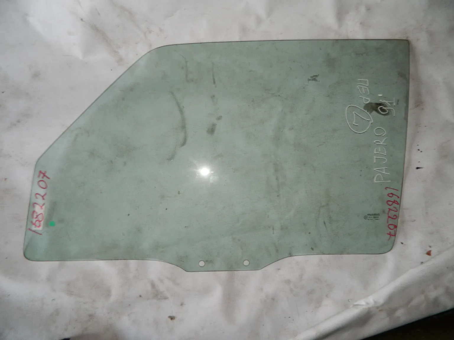 Стекло двери MITSUBISHI PAJERO Перед. Лев (Контрактный) 1682207