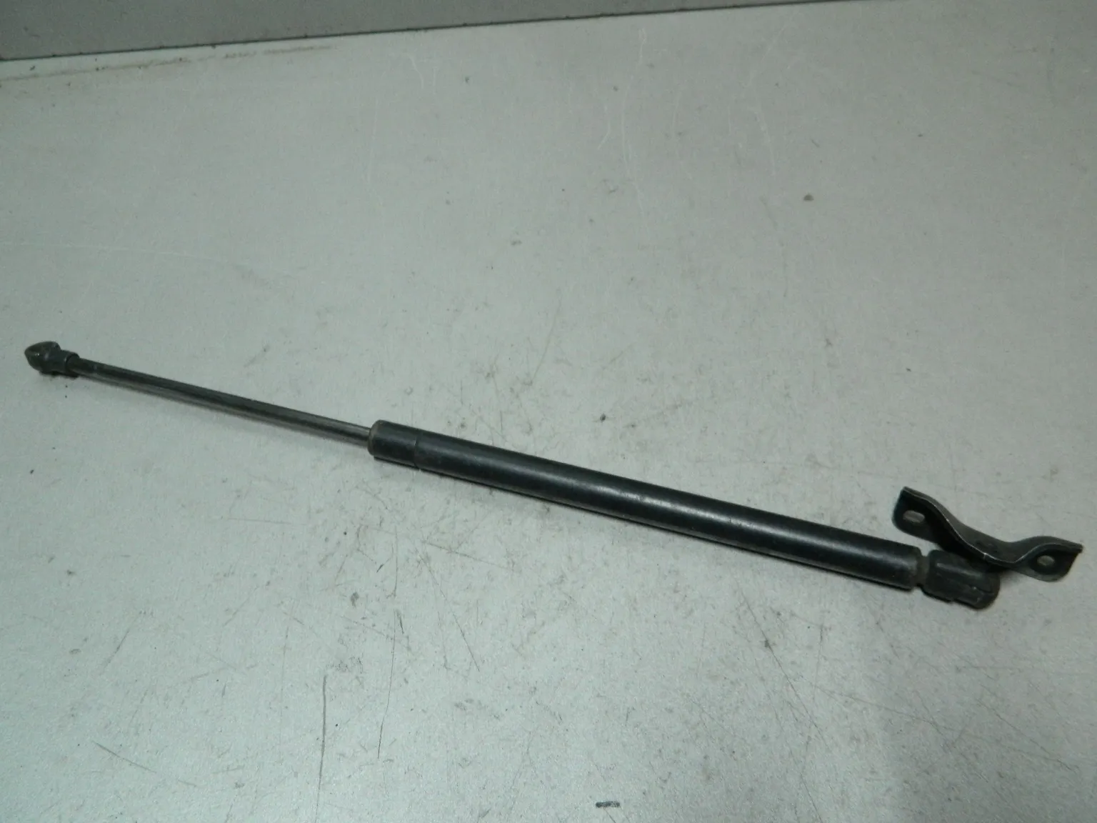 Амортизатор багажника TOYOTA COROLLA RUNX NZE121 Прав (Контрактный) 81528955