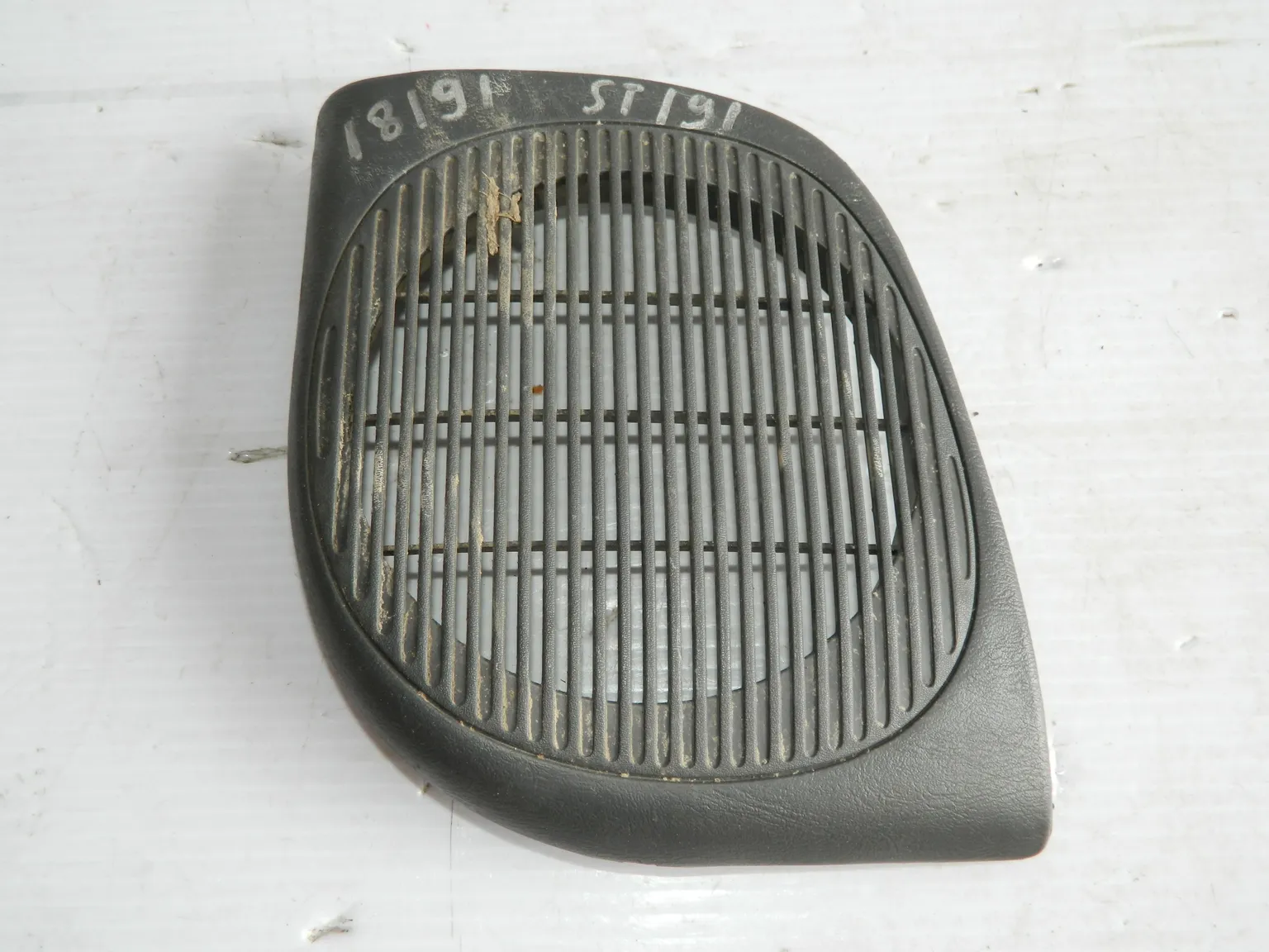 Накладка динамика TOYOTA CORONA ST191 Перед Прав (Б/У)