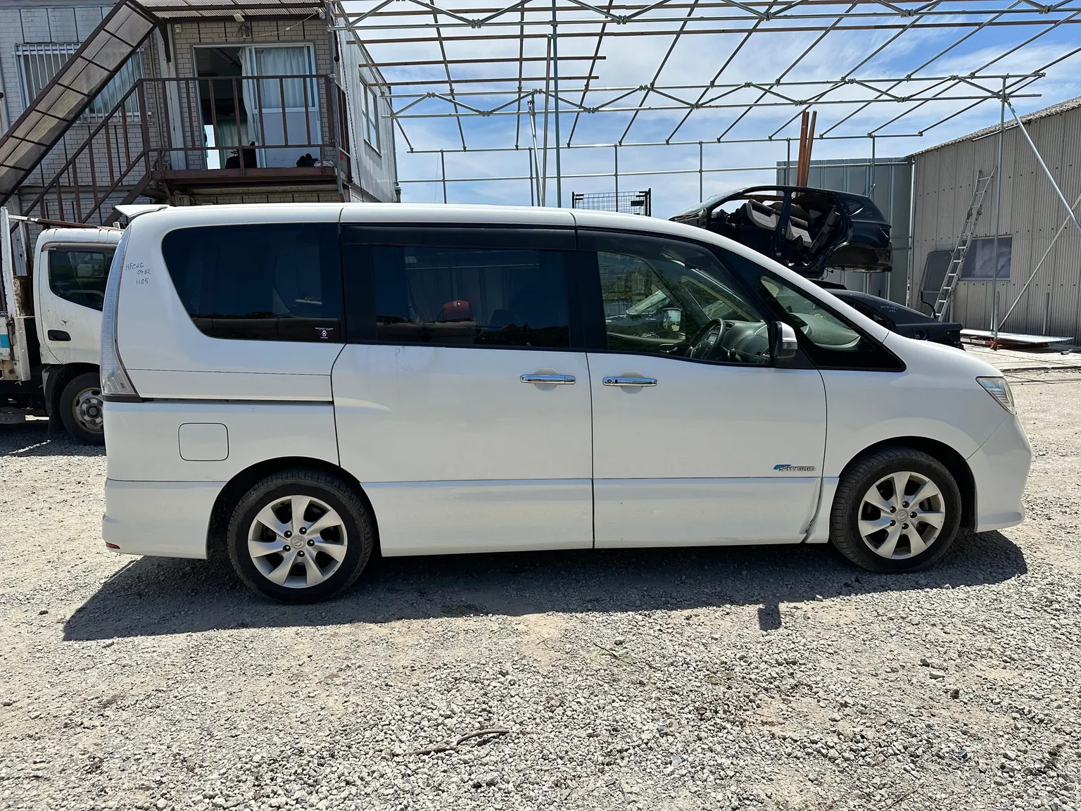 Крыло NISSAN SERENA HFC26 Перед Прав (Контрактный) 104015040