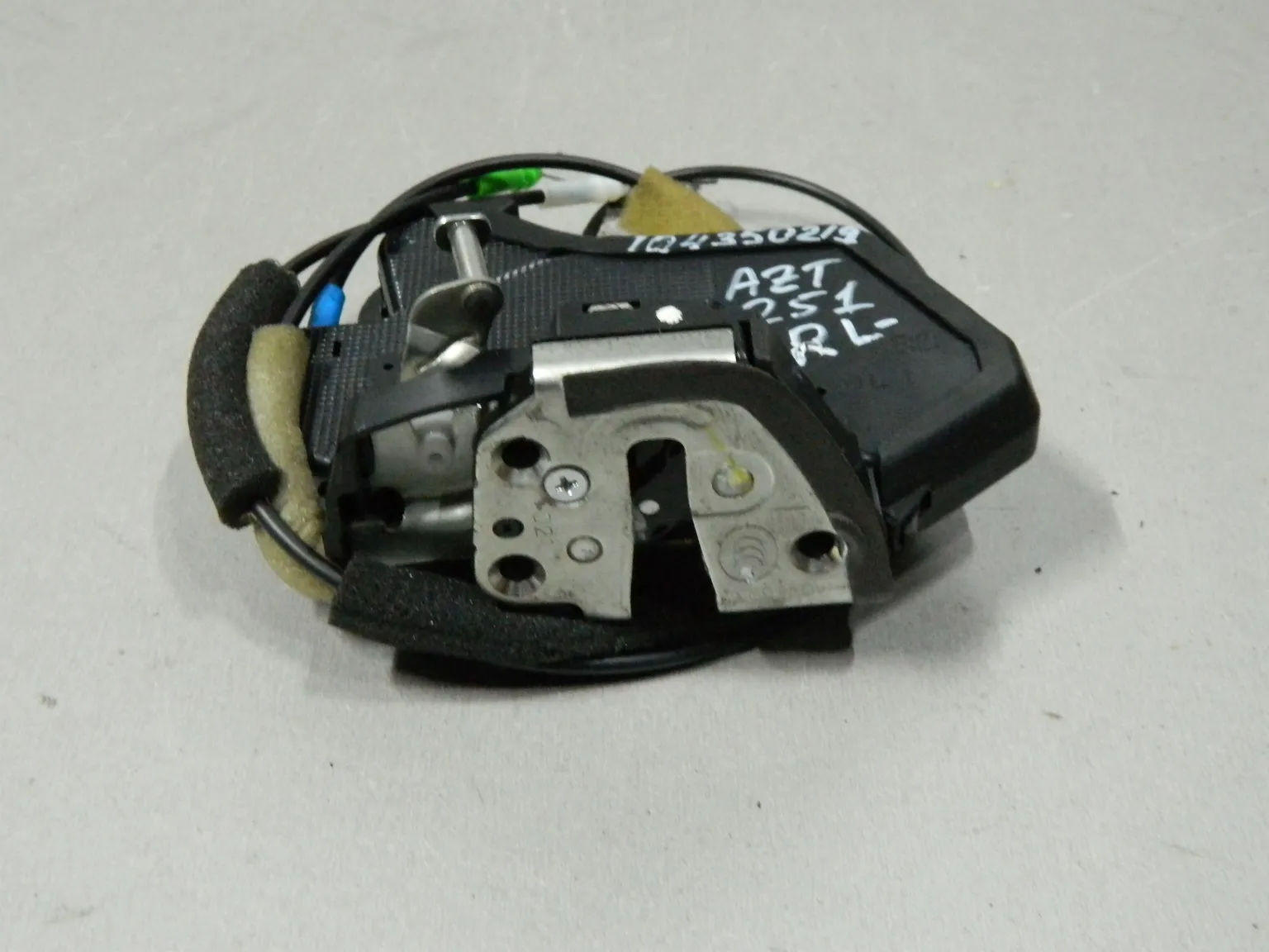 Замок двери TOYOTA AVENSIS AZT251 Зад Лев (Контрактный) 104350219