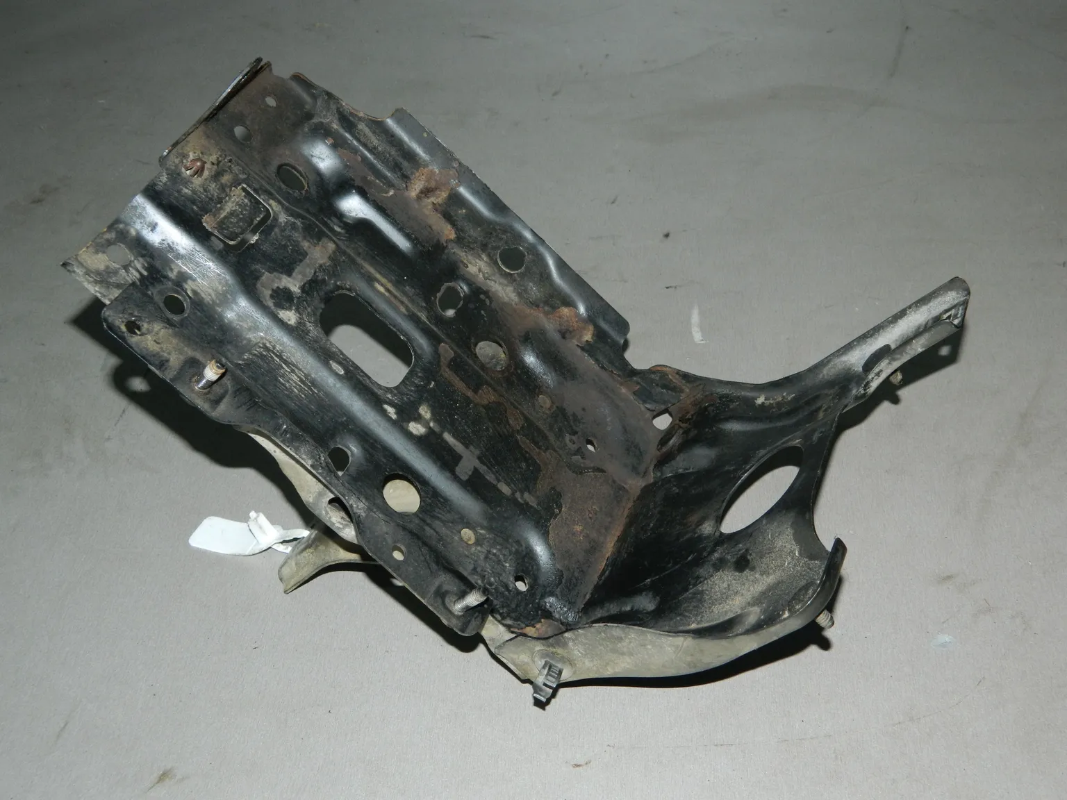 Крепление аккумулятора CHEVROLET LACETTI J200 F16D3 (Б/У) 35020295