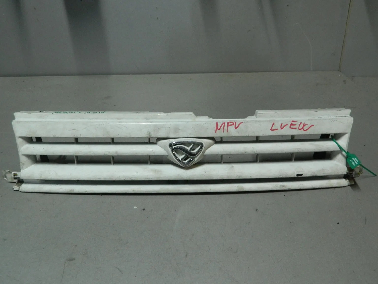 Решетка радиатора MAZDA MPV LV (Контрактный) 81540859