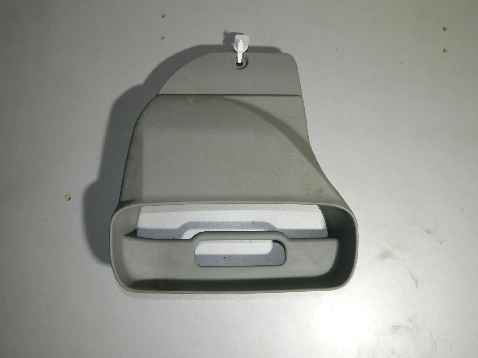 Ящик под сиденье Renault Clio II Перед. Прав (Б/У)