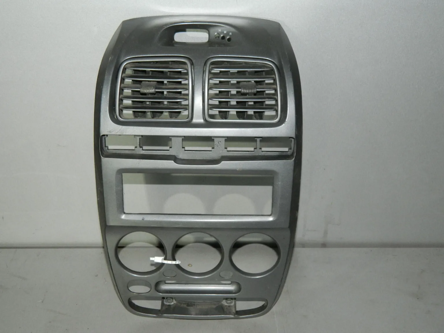 Накладка центральной консоли HYUNDAI ACCENT LC (Б/У) 35020548