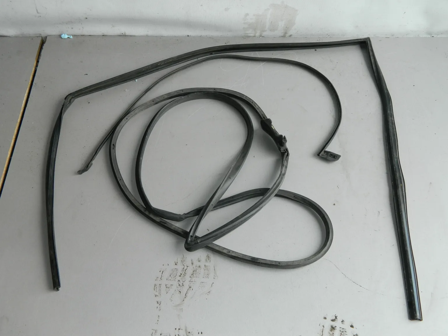 Уплотнитель двери TOYOTA PROGRES JCG11 (Б/У)