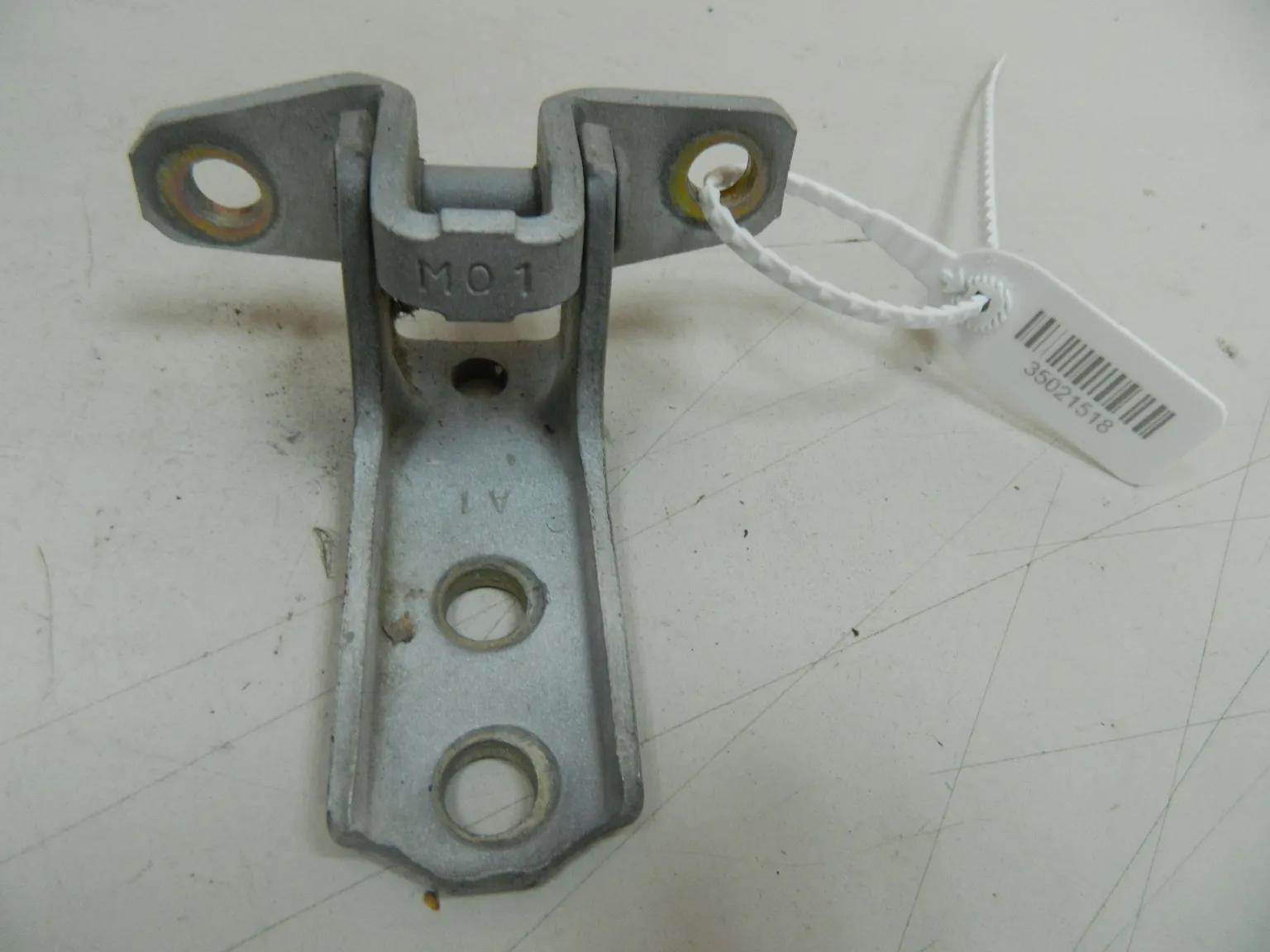 Петля двери MITSUBISHI DINGO CQ2A Перед Прав Низ (Контрактный) 35021518