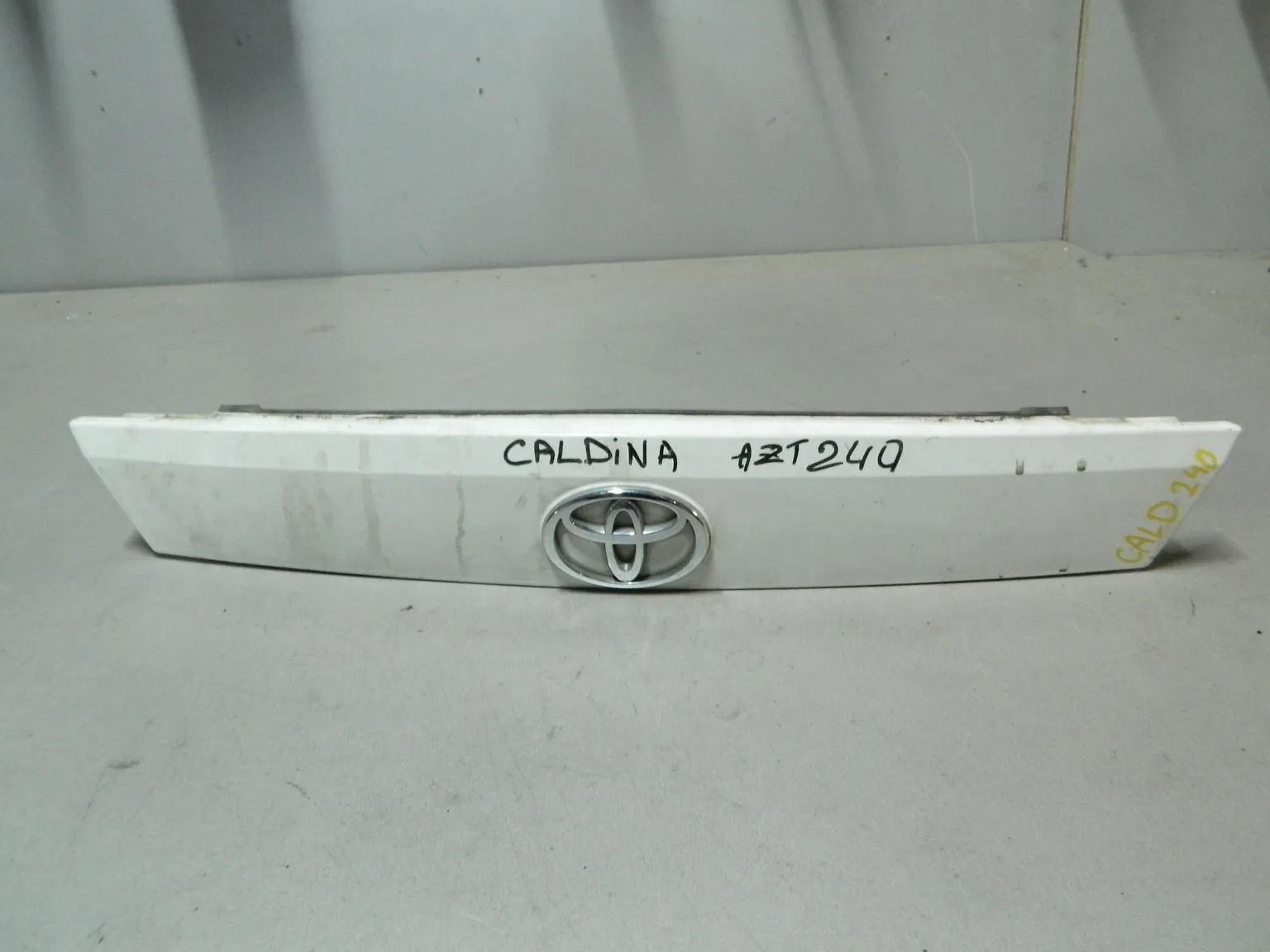 Накладка крышки багажника TOYOTA CALDINA AZT240 (Контрактный) 79773099