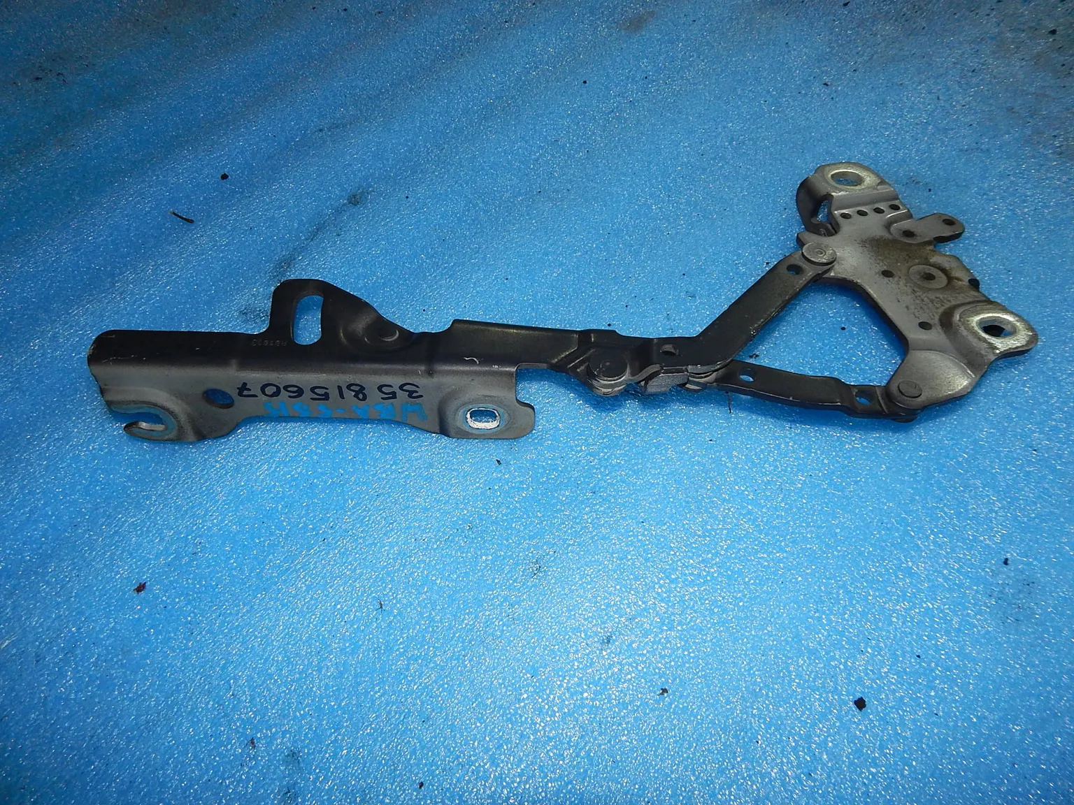 Петля капота BMW 1-SERIES F20 Прав (Контрактный) 35815607