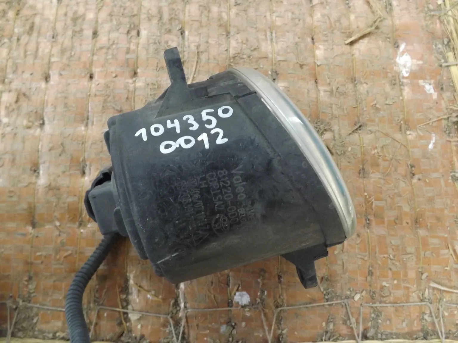 Фара противотуманная TOYOTA AVENSIS AZT251 Перед Лев (Контрактный) 1043500012