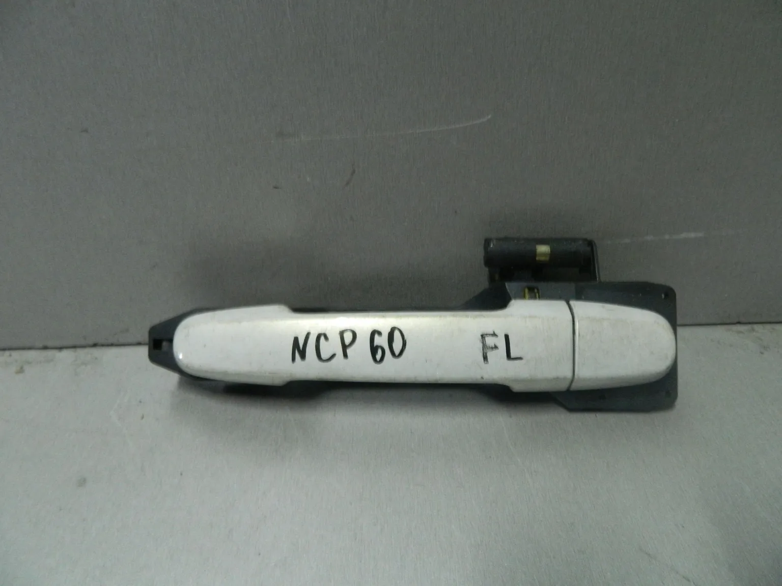 Ручка двери наружная TOYOTA IST NCP60 Зад Лев (Контрактный) 81528084