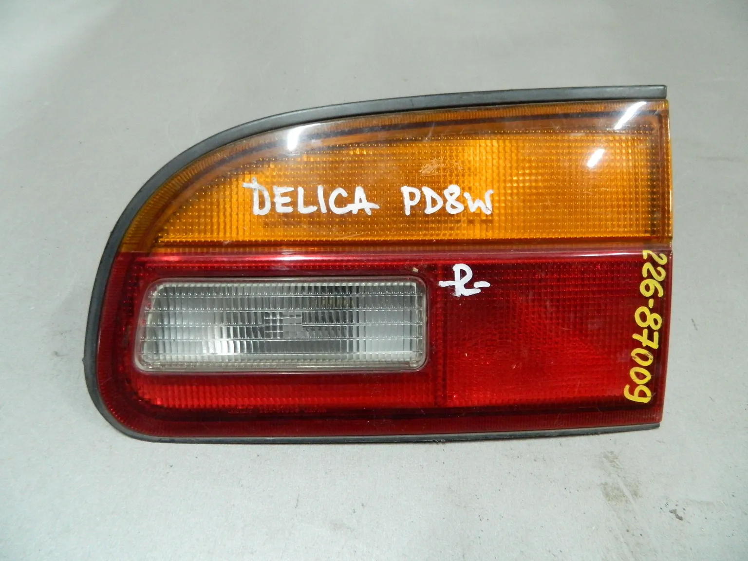 Фонарь MITSUBISHI DELICA PD8W Зад Прав (Контрактный) 68000976