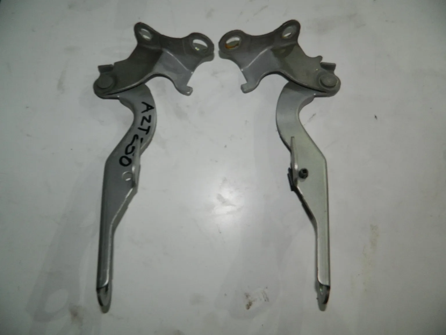 Петля капота TOYOTA AVENSIS AZT250 (ПАРА) (Контрактный) 37550603