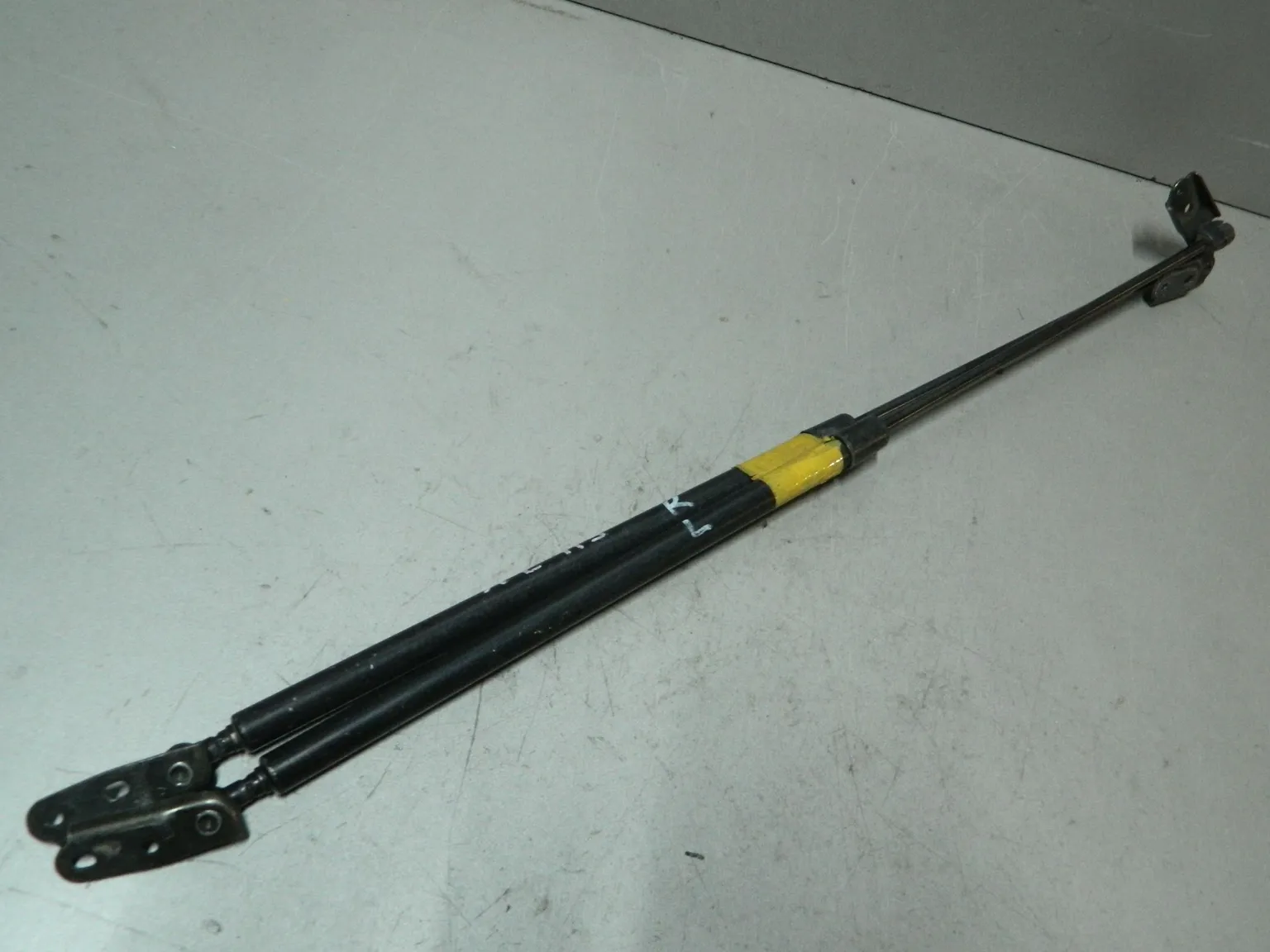 Амортизатор багажника TOYOTA SPRINTER CARIB AE115 (Контрактный) 81532255