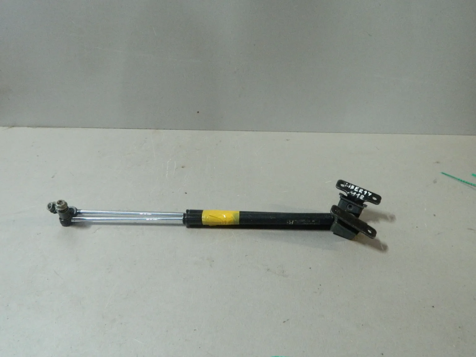 Амортизатор багажника NISSAN LIBERTY M12 (Контрактный) 81532106