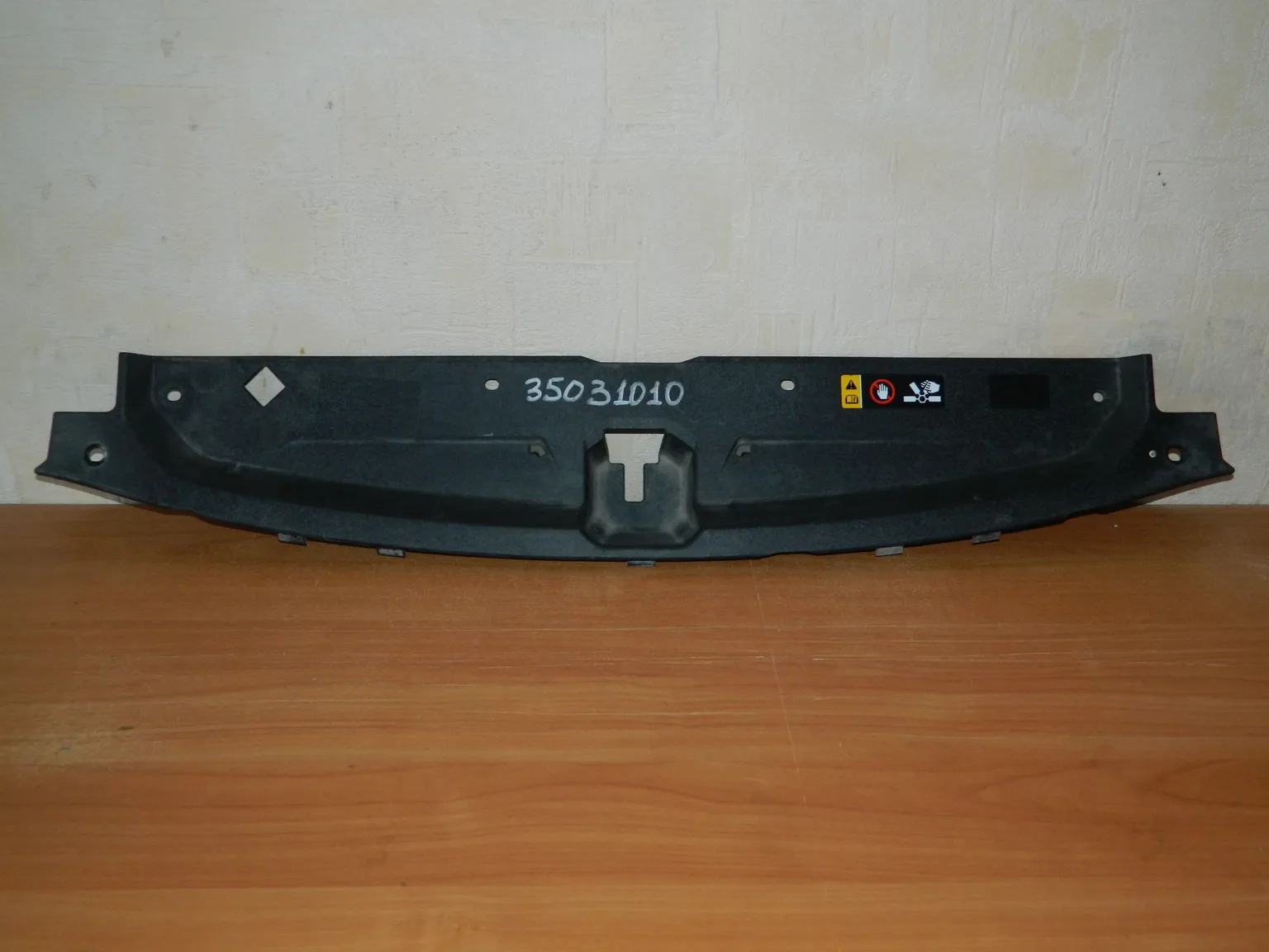 Накладка замка капота Kia Sportage QL (Б/У) 46091406