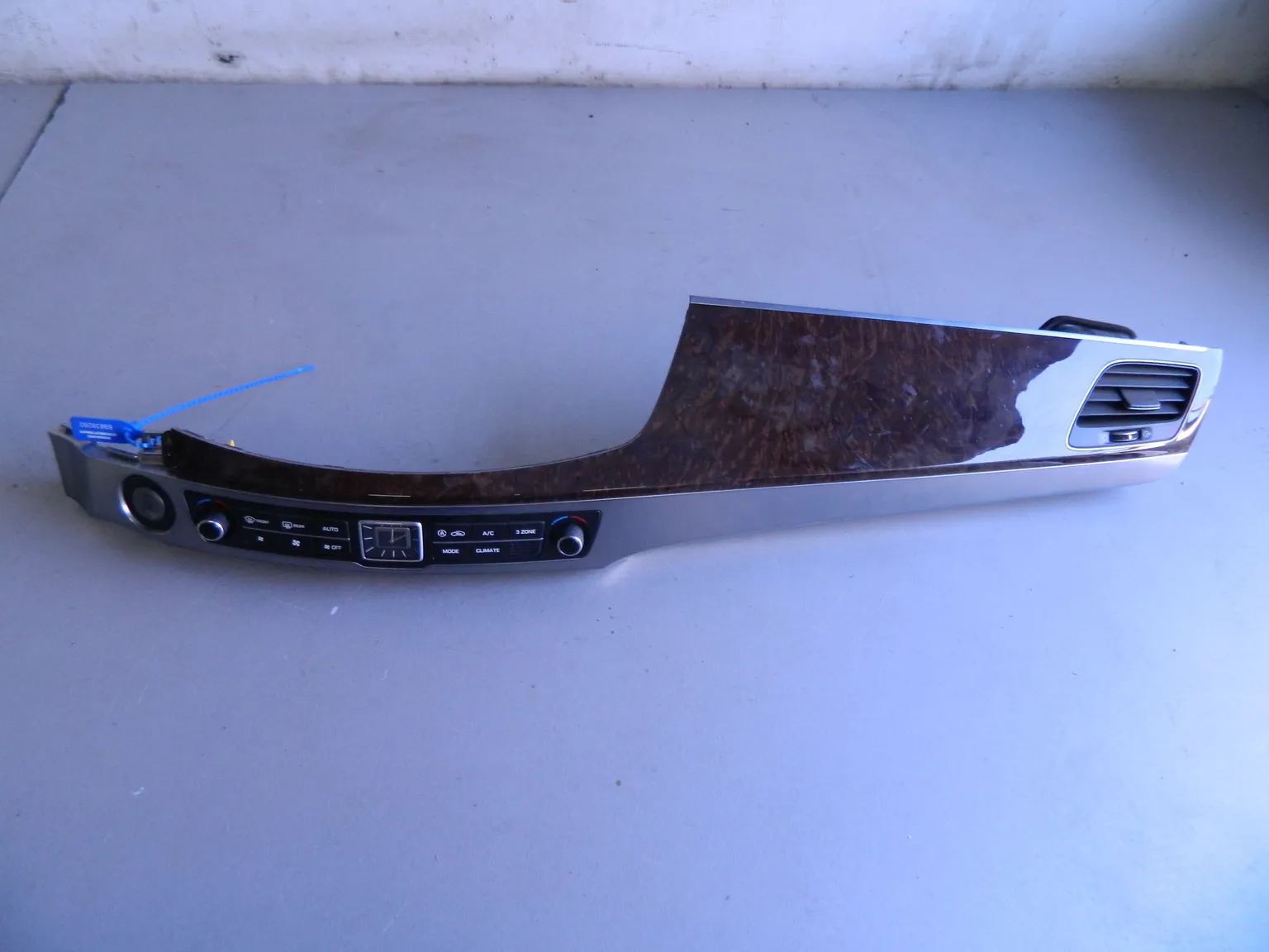 Накладка на торпедо HYUNDAI EQUUS VI G6DA 2013-2015 Прав (Б/У) 69838260