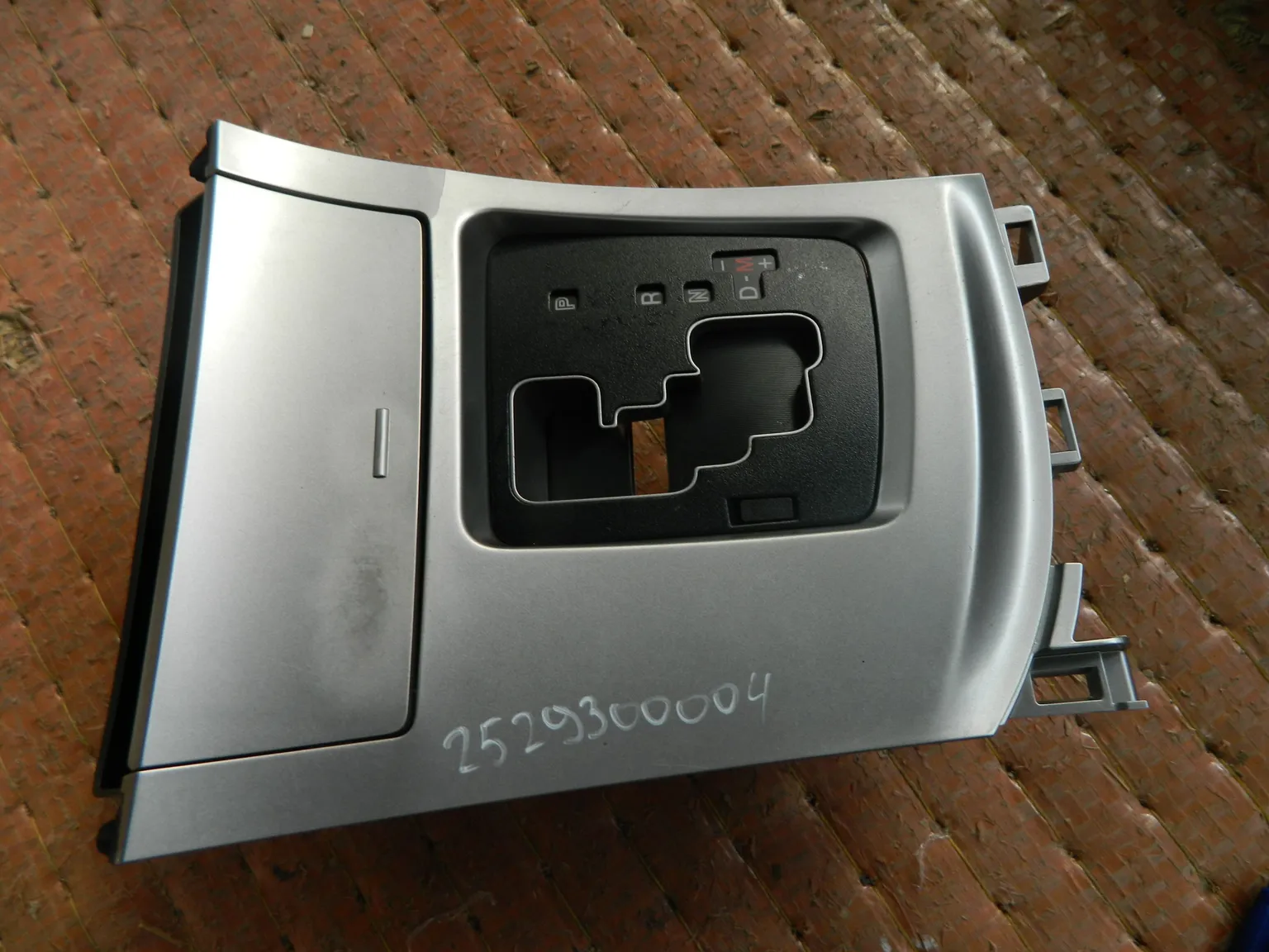 Накладка на кулису КПП MAZDA AXELA BLEFP (Контрактный) 2529300004