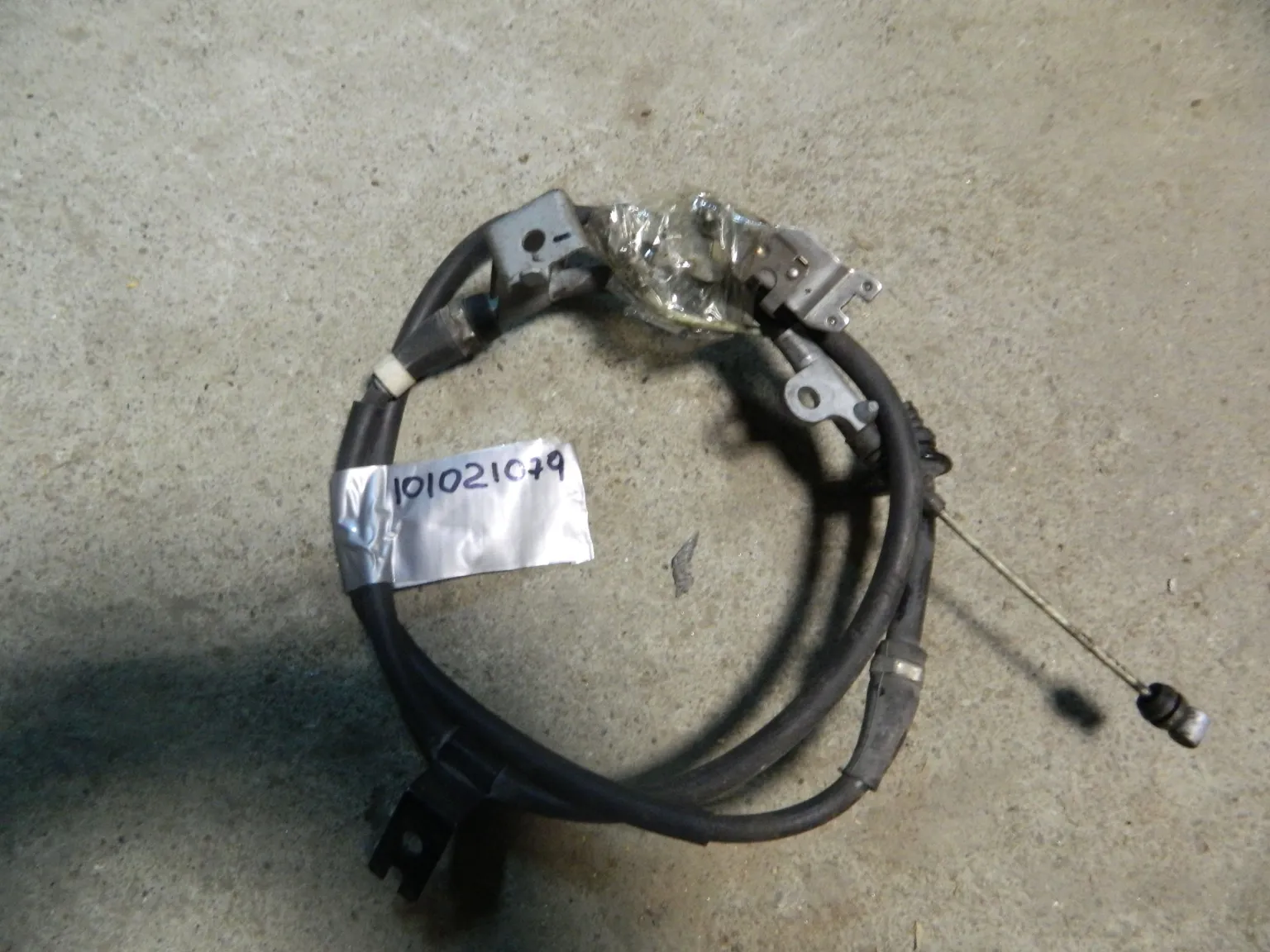 Трос ручника NISSAN TEANA J31 Прав (Контрактный) 101021079