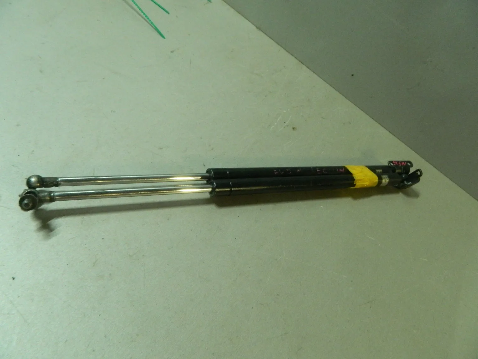 Амортизатор багажника MITSUBISHI LEGNUM EC5W (Контрактный) 81528869