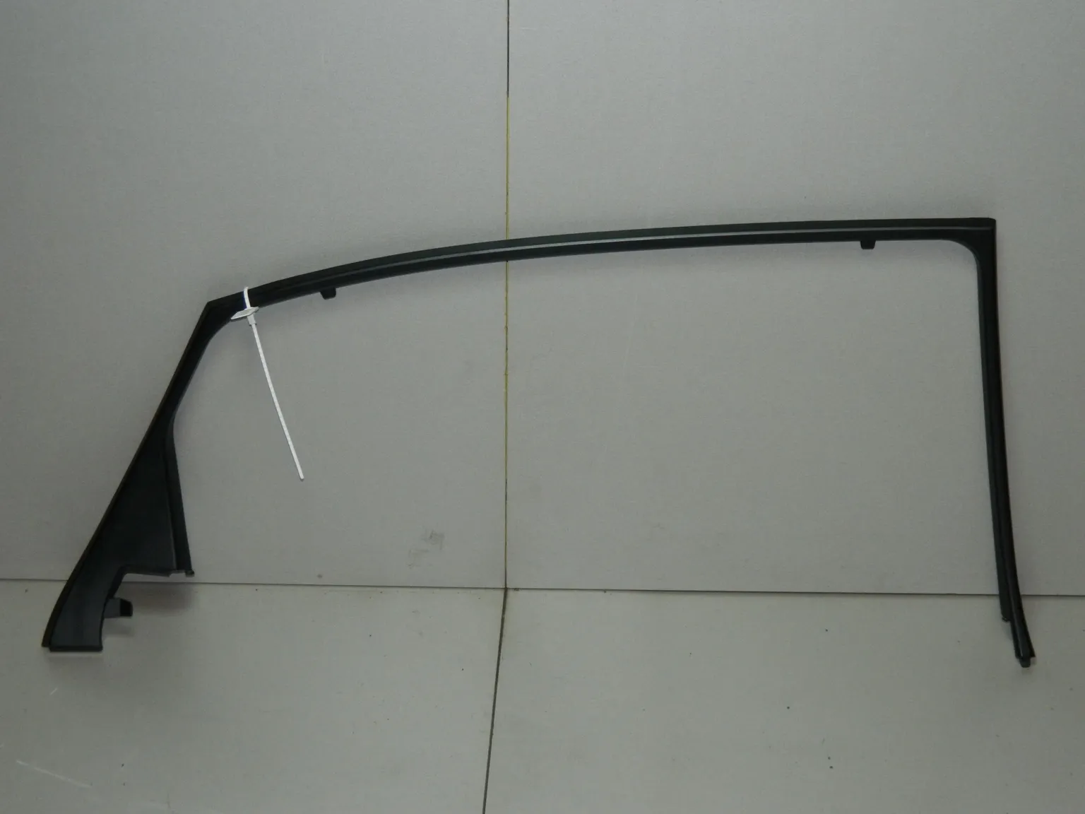 Накладка рамки двери HYUNDAI EQUUS VI G6DA 2013-2015 Задн Лев (Б/У) 35017524