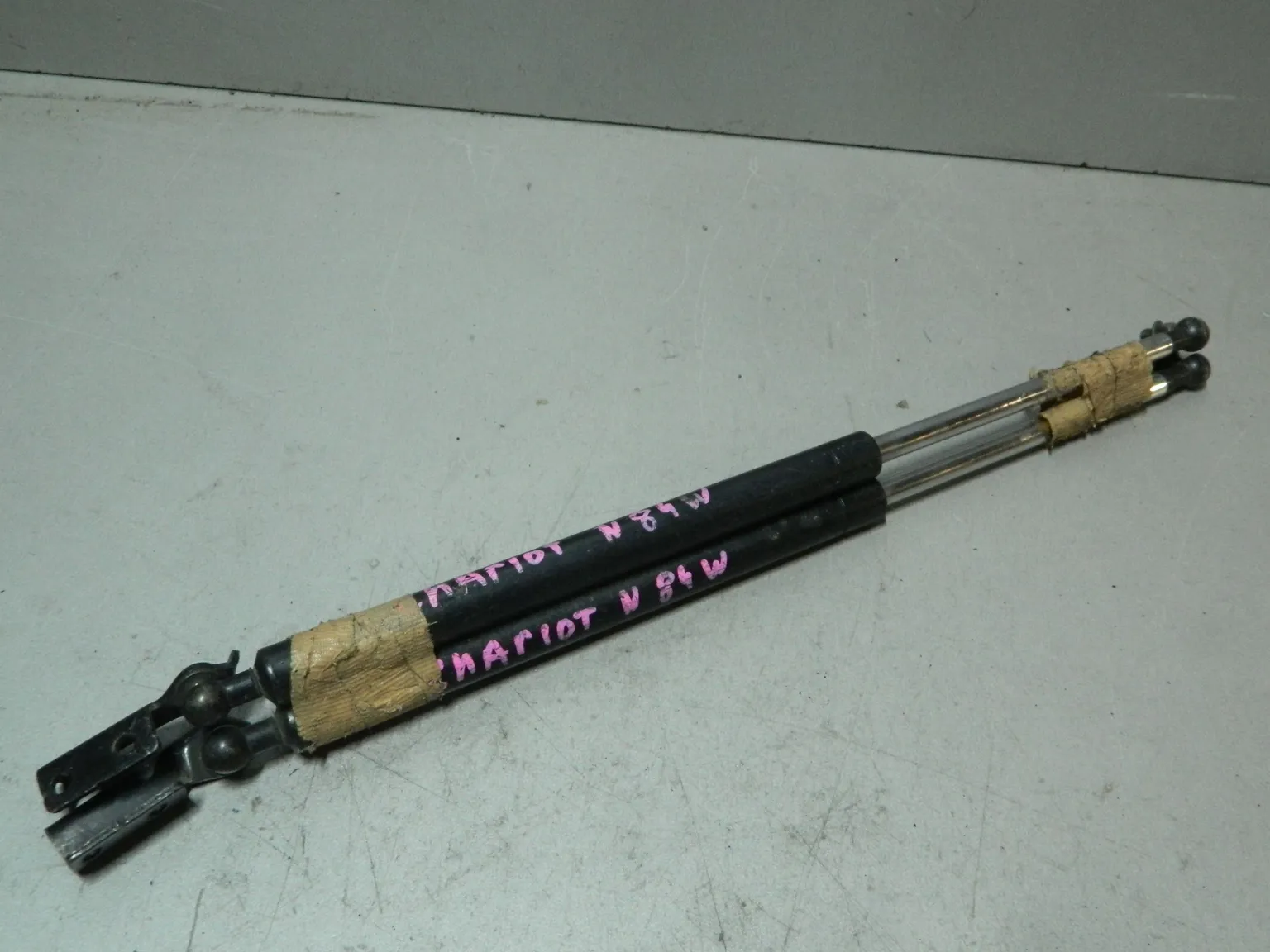 Амортизатор багажника MITSUBISHI CHARIOT GRANDIS N84W (Контрактный) 81528830