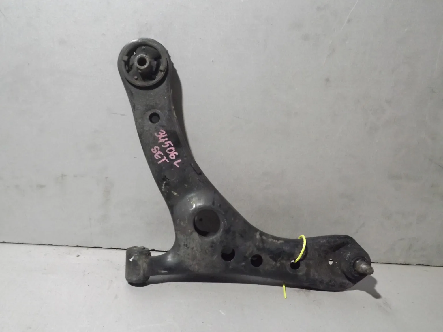 Рычаг TOYOTA AQUA Перед Лев (Контрактный) 94603382