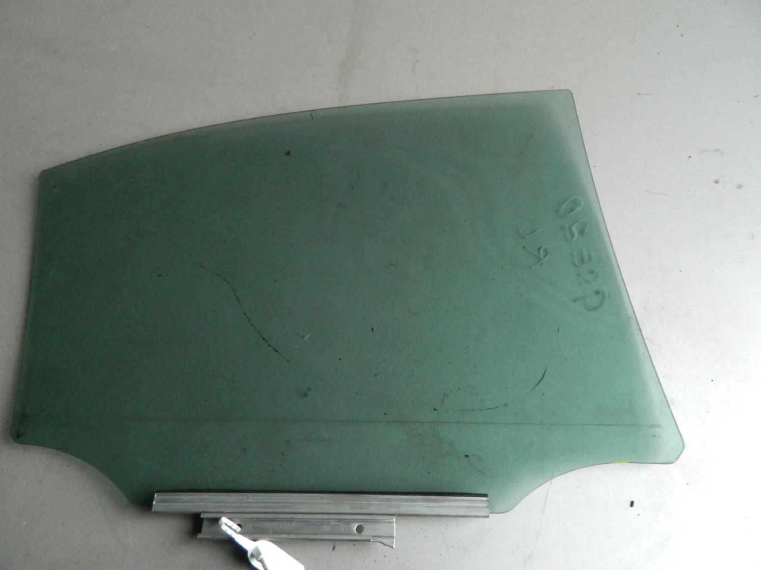 Стекло двери LEXUS IS200D Задн. Лев. (Контрактный) 45976187